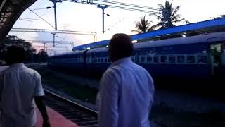 preview picture of video 'Trains crossing at Srirangapatna Railway Station'