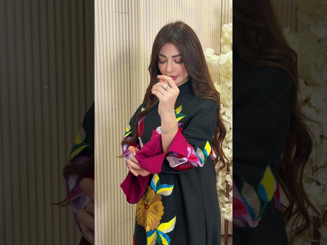 جلابية أوف وايت بطبعات زهرية ونقوش ذهبية