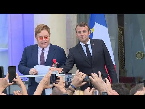 الرئيس الفرنسي يمنح إلتون جون وسام "جوقة الشرف الوطني"