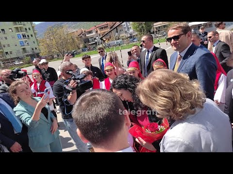 Vjosa Osmani duke shkuar tek shkolla në Tetovë, atje ku mësoi kur ishte refugjate