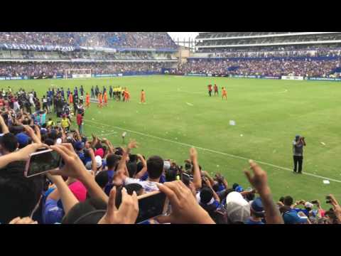 "Salida de los equipos Emelec vs D. Guaira" Barra: Boca del Pozo • Club: Emelec • País: Ecuador