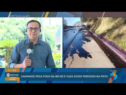 Caminhão pega fogo e derrama ácido na BR-153