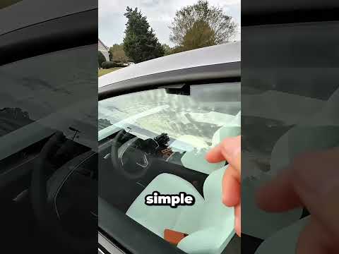 Il enferme son iPhone 17 dans la voiture. #shorts #shortvideo #youtubeshorts #ytshorts