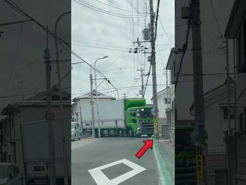 This truck got into a situation that easily fools you