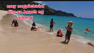 Parang artista mga nagpicturial sa beach