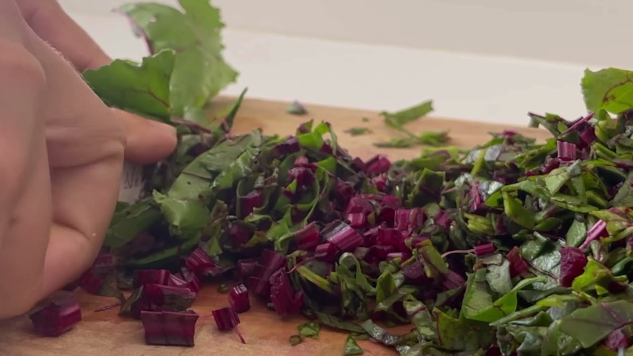 Poêlée de fanes de betterave// أوراق الباربا أو الشمندر 😋😋