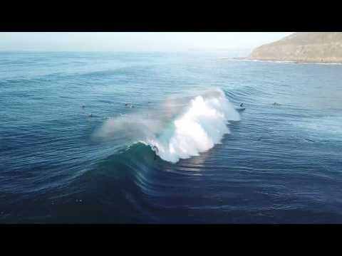 Nagranie z drona przedstawiające beczki i surferów w Crackneck