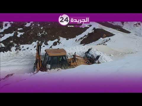 تدخلات ميدانية لازالة الثلوج من المسالك المغلقة ضواحي تنغير