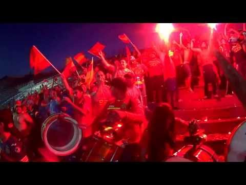 "salida furia roja en el nuevo gasometro!!" Barra: Fúria Roja • Club: Unión Española