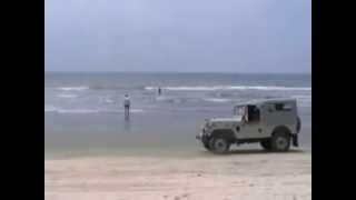 preview picture of video 'Swimming on the famous Drive-in Beach - KERALA'