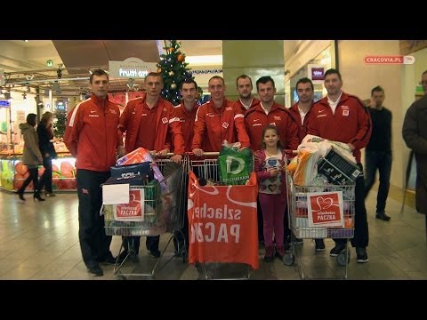Piłkarze i hokeiści Cracovii podczas akcji "Szlachetna paczka"