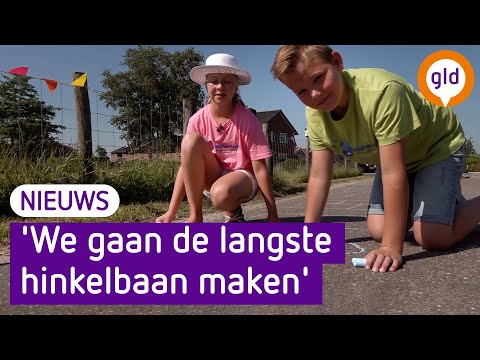 Kinderen in Lunteren stoepkrijten de langste hinkelbaan ter wereld