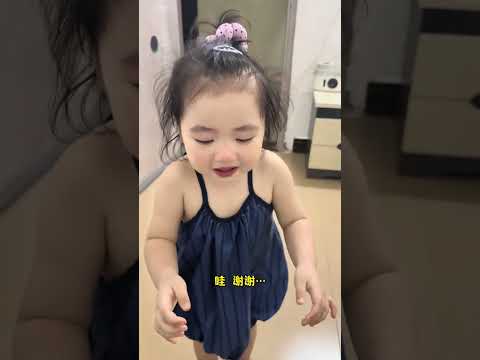 Yiyi: Wait a minute, I'll help you get it after I finish crying~ # Cute baby funny daily life