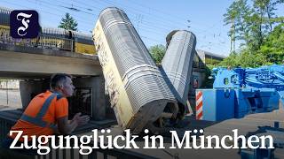 Waggons liegen auf Straße, eine Person schwer verletzt