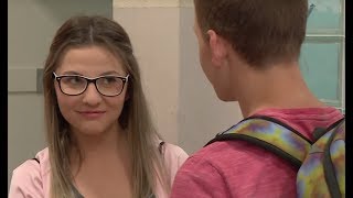 Dziewczyna znalazła sposób na swoje kompleksy [Szkoła odc. 595]