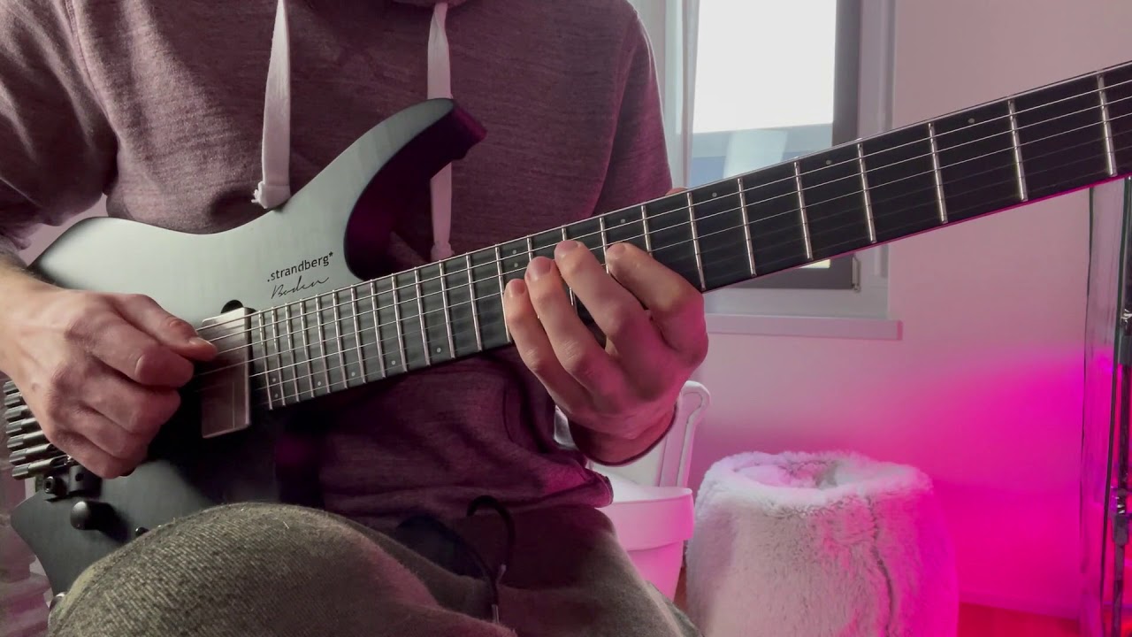 Roberto Barlocci playing a string skipping lick on electric guitar