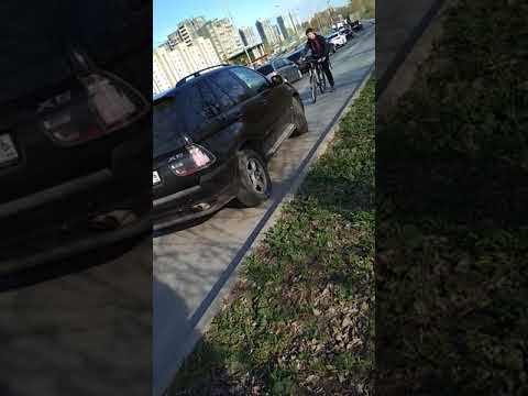 BMW na ścieżce rowerowej