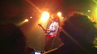 Brett Dennen singing Can&#39;t Stop Thinking (live)