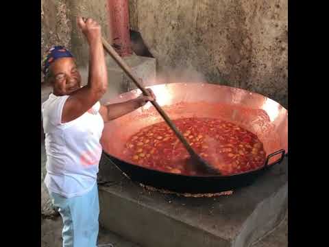 Mãe do Favela fazendo Goiabada na Favela do Justinos