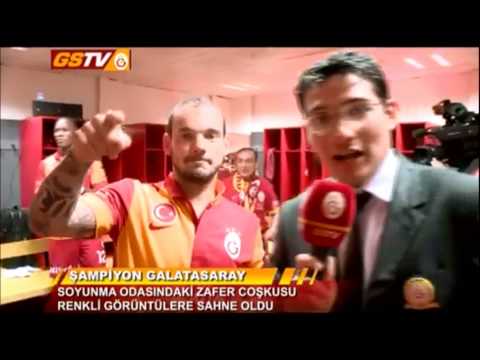 Sneijder groet vrienden uit Utrecht tijdens feestvreugde Galatasaray