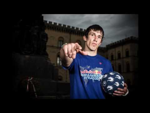 RED BULL FOOTBALL FREESTYLE - GUNTHER CELLI