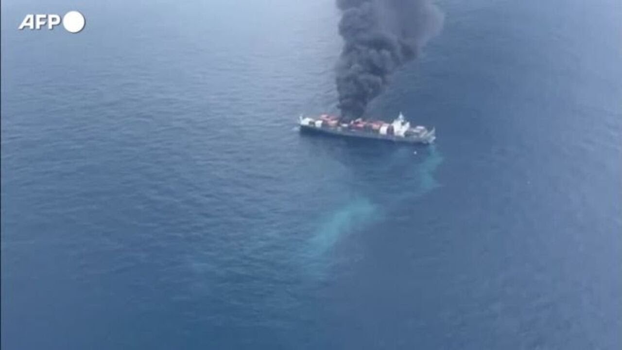 Nave portacontainer in fiamme al largo della costa indiana