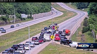 Pair of crashes cause traffic back ups on the Gene Snyder in Louisville