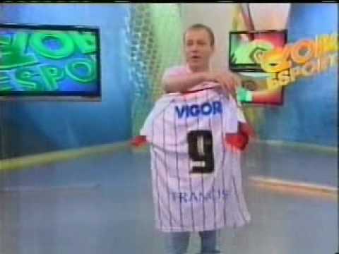 Thiago Leifert falando da camisa do Linense