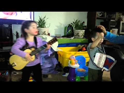 Yoselin y diego cantando happy birthday