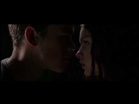 Kiss scene from the Giver Odeya Rush & Brenton Thwaites (2014).