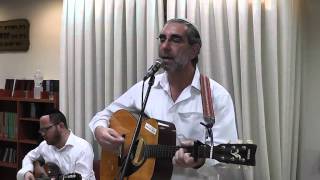 Shlomo Carlebach "Shma Koleinu" Benyamin Steinberg שמע קולנו (הזמר והיוצר בנימין שטיינברג) - התמונה מוצגת ישירות מתוך אתר האינטרנט יוטיוב. זכויות היוצרים בתמונה שייכות ליוצרה. קישור קרדיט למקור התוכן נמצא בתוך דף הסרטון