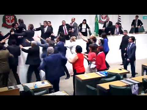 Rinha de politico ao som de Linkin Park