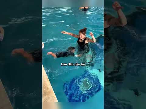 Người mẹ dạy con 1 tuổi tập bơi