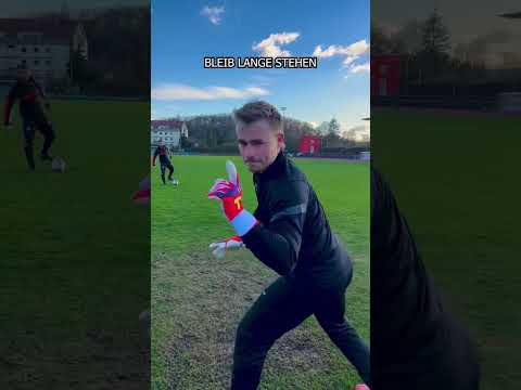 What tips do you have for saving a penalty?🤔 #goalkeeper #tutorial #penalty #save#bestsaves