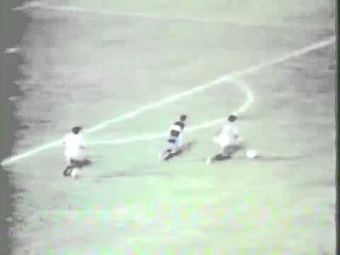 Em 1982, massagista do Capelense tenta evitar gol do CSA