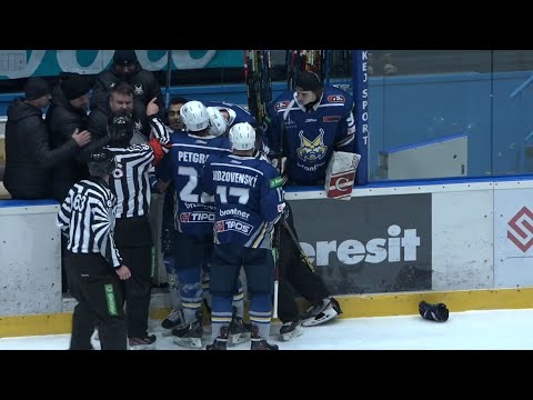 Arvin Atwal sa najprv pobil s Berishom a z ľadu ho museli vyprevadiť až rozhodcovia