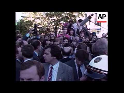 Soviet Union leader Mikhail S. Gorbachev waded into a rush-hour crowd on a downtown Washington sidew