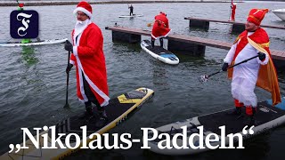 Nikoläuse und Grinch auf Rhein gesichtet