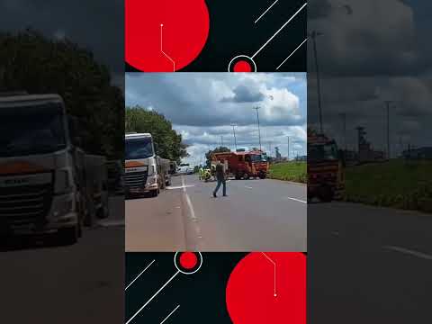 Carreta pega fogo na BR 452 em Bom Jesus de Goiás.