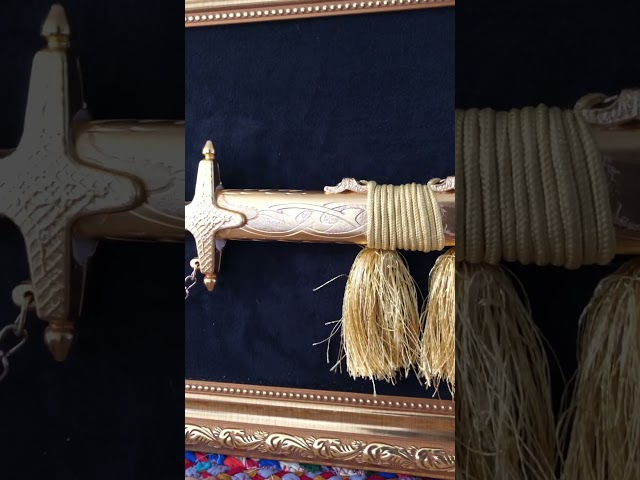 لوحة تراثية مع مجسم سيف ذهبي