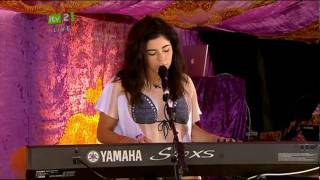 Marina and the Diamonds - Obsessions (Live acoustic Isle Of Wight Festival + Intro 11/06/2010)