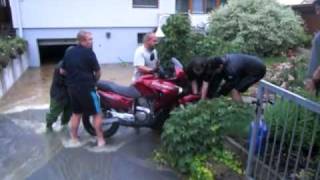 preview picture of video 'Bergung eines Motorrades aus abgesoffener Garage in Loipersdorf / Fürstenfeld'