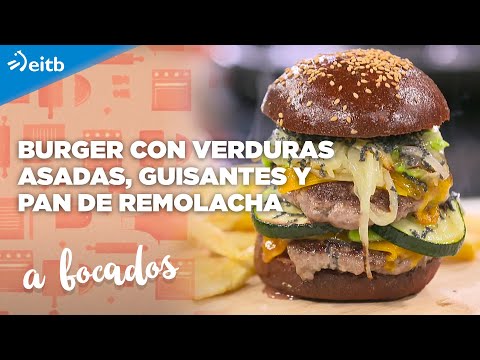 A BOCADOS: Burger con verduras asadas, guisantes y pan de remolacha