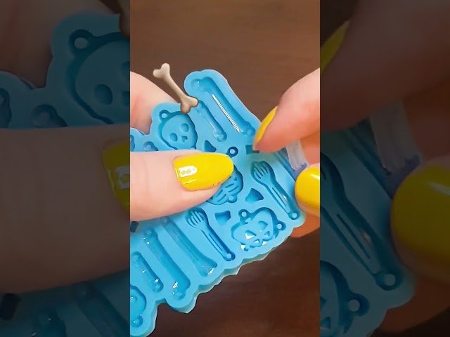 Vídeo relacionado con Escultura De Descenso Infernal, Figura Gótica De Resina, Estatua De Demonio Cruzado De Halloween, Artesanía De Resina Artística Oscura para Decoración En Dormitorio, Oficina En Casa, Estudio, Sala