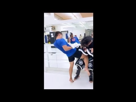トレーナー悶絶。。。KRESTミット無限膝攻撃。