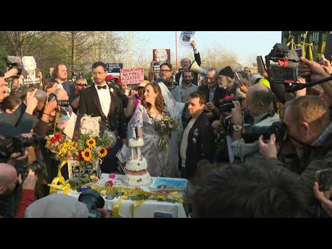 Stella Moris cuts her and Assange's wedding cake outside of Belmarsh prison | AFP