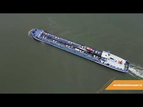 Mehrere Binnenschiffe auf dem Lek-Kanal und dem Fluss Lek | Binnenschifffahrt