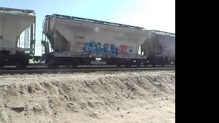 preview picture of video 'BNSF 5385 E meets BNSF 7461 W @ Shafter [HD]'
