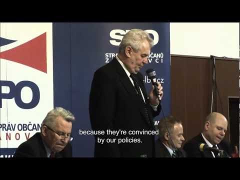 Miloš Zeman dostává vázu- Hra o kámen