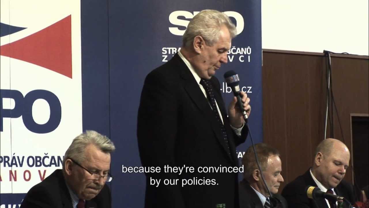 Miloš Zeman dostává vázu- Hra o kámen